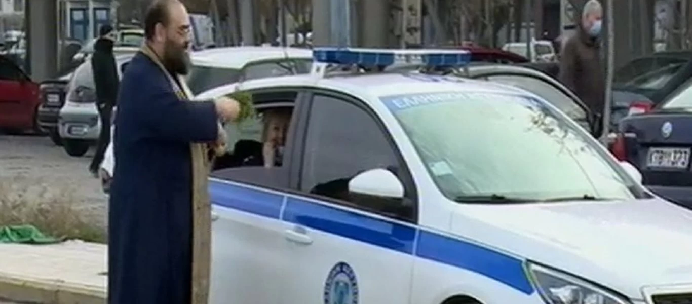 Άντρες της ΕΛ.ΑΣ αντιστέκονται στις εντολές κυβέρνησης & λοιμωξιολόγων: Κατέβασαν τη μάσκα & φίλησαν τον σταυρό (βίντεο)